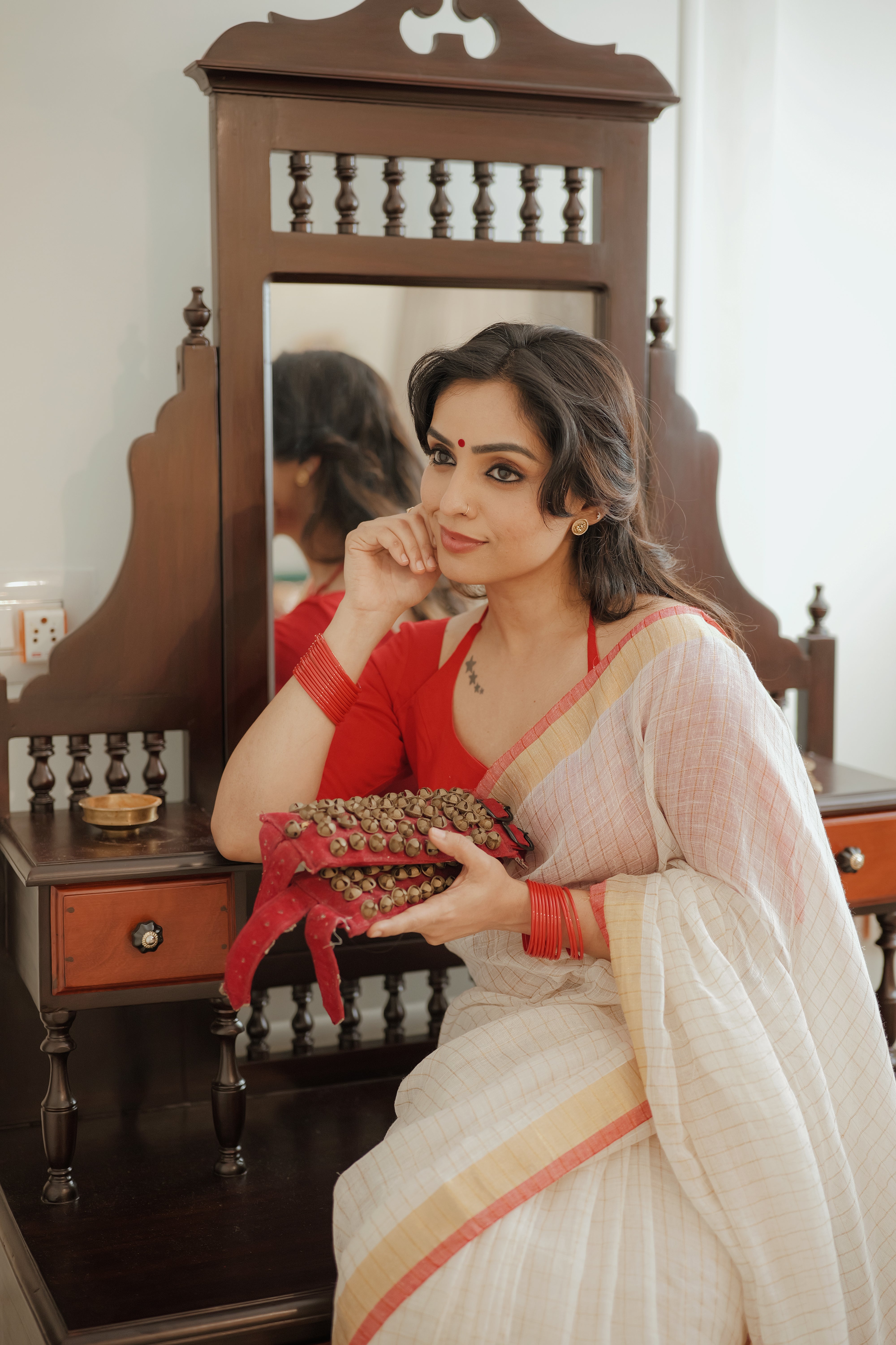 Vaidehi – White Linen Cotton Saree with Gold Checks