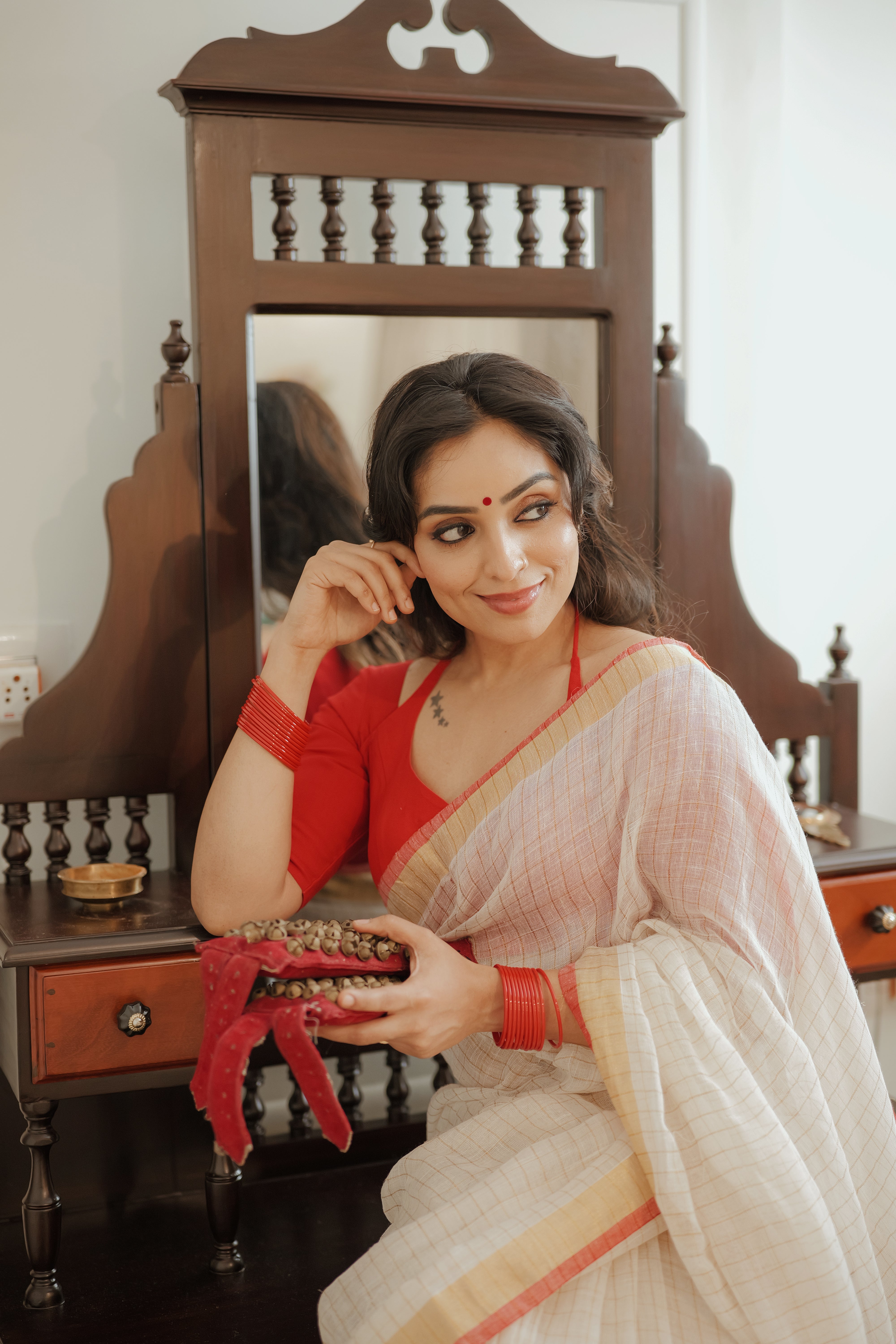 Vaidehi – White Linen Cotton Saree with Gold Checks
